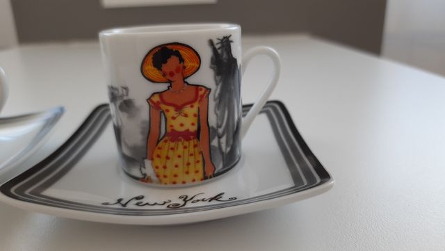 Original juego de café. Dos tazas con su plato