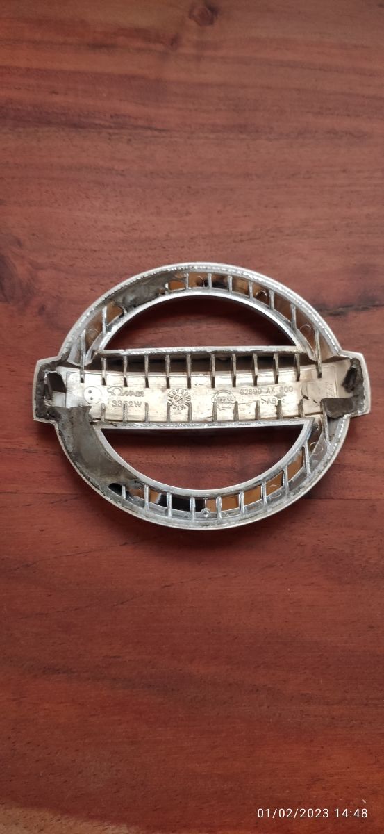 emblema-nissan-s-mbolo-de-micra-de-segunda-mano-por-7-eur-en-dos