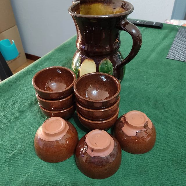 Juego de vino, jarra y cuencos