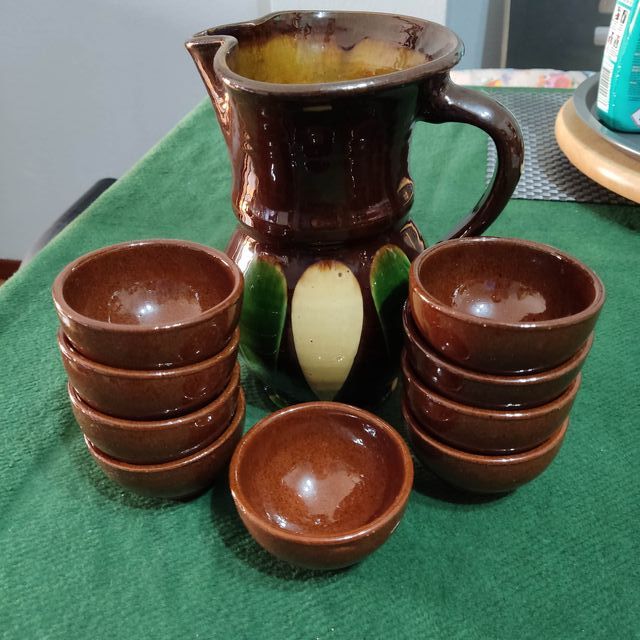 Juego de vino, jarra y cuencos