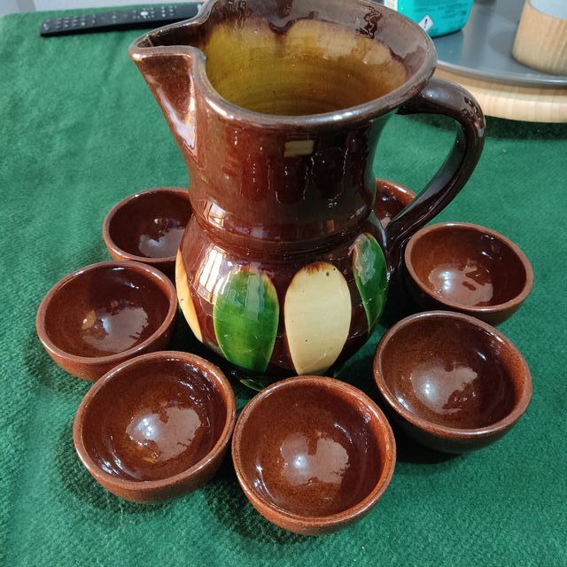 Juego de vino, jarra y cuencos