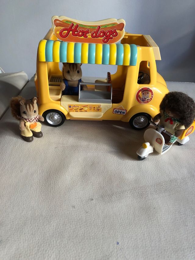 Familia Sylvania. Coche Hot dog y moto pizzero