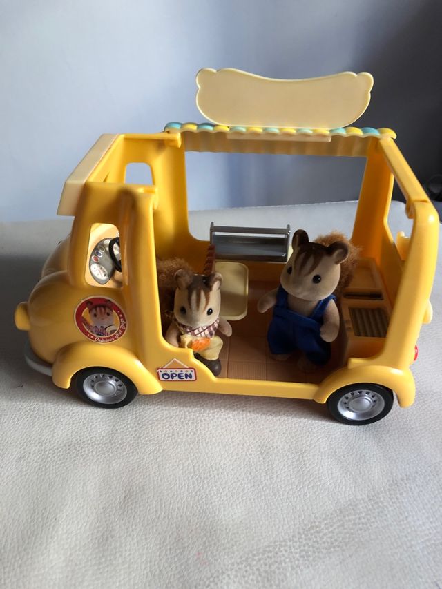 Familia Sylvania. Coche Hot dog y moto pizzero