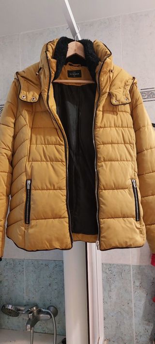 Chaquetón plumas corto con capucha, color mostaza.