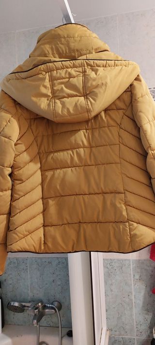Chaquetón plumas corto con capucha, color mostaza.