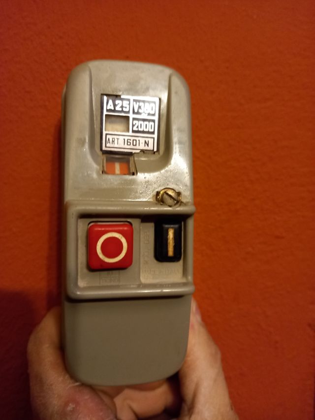 INTERRUPTOR AUTOMATICO ANTIGUO 