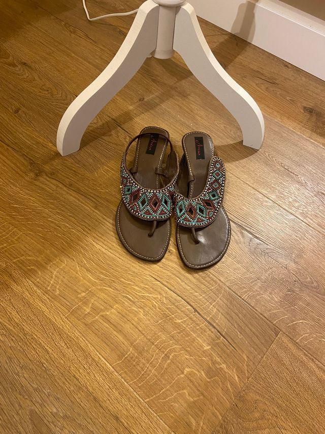 Sandalia pedrería cuña 5 cm.