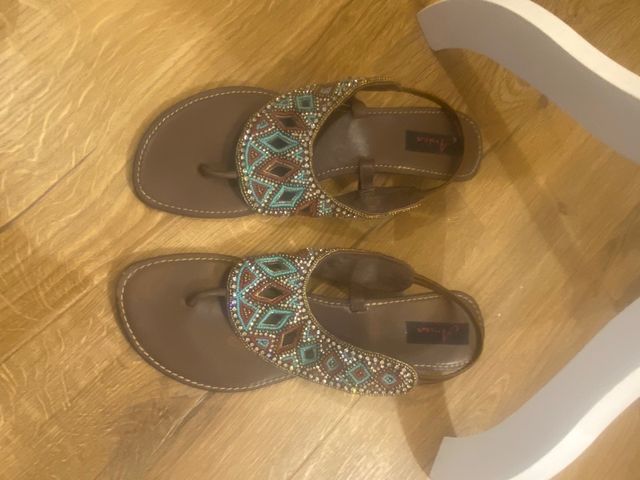 Sandalia pedrería cuña 5 cm.