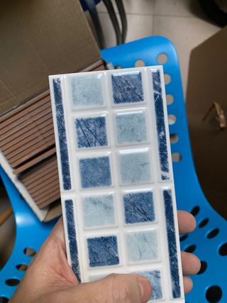 Azulejos de baño blanco y azul