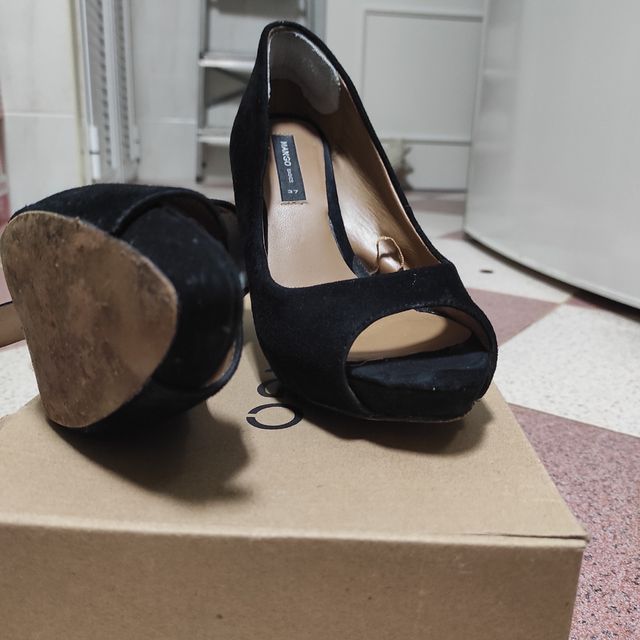 Zapato Negro, con dedos Fuera.