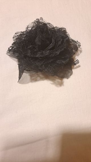 Tocado o broche Flor de tejido y encaje