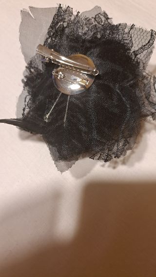 Tocado o broche Flor de tejido y encaje