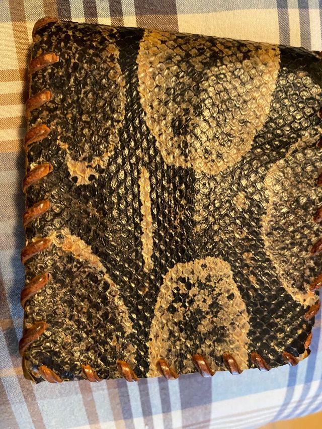 Cartera artesanal de piel de boa