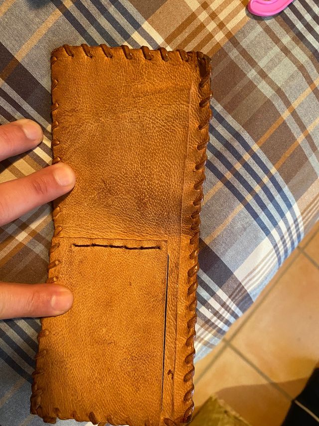 Cartera artesanal de piel de boa