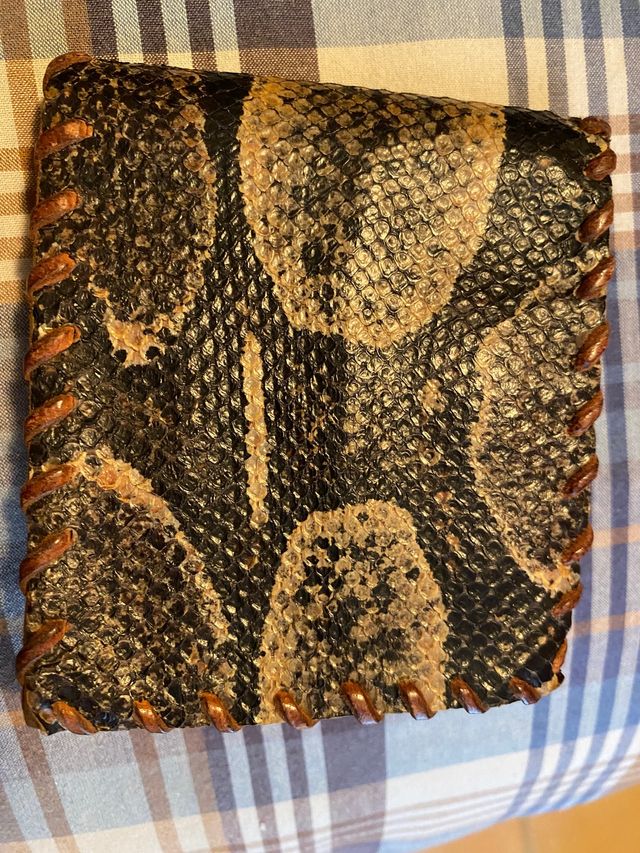 Cartera artesanal de piel de boa