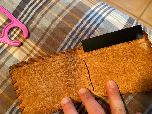 Cartera artesanal de piel de boa