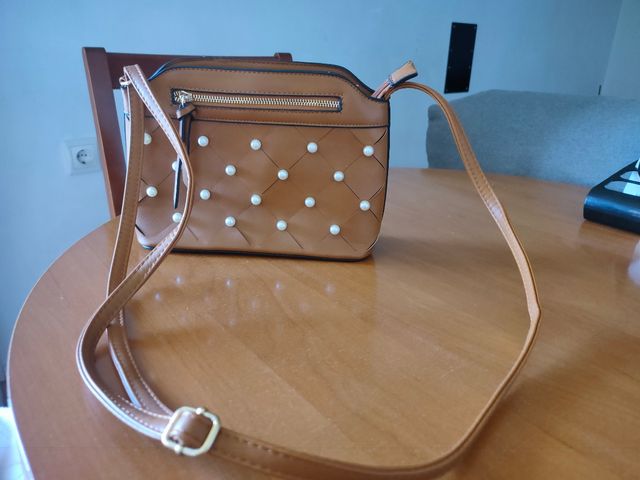 Bolso mujer de color marrón con "perlas"