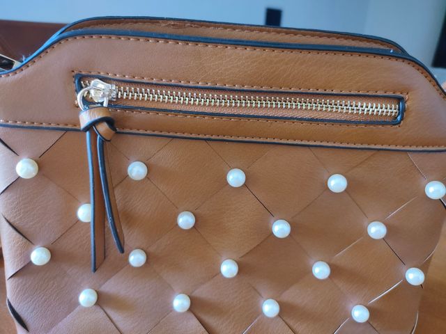 Bolso mujer de color marrón con "perlas"