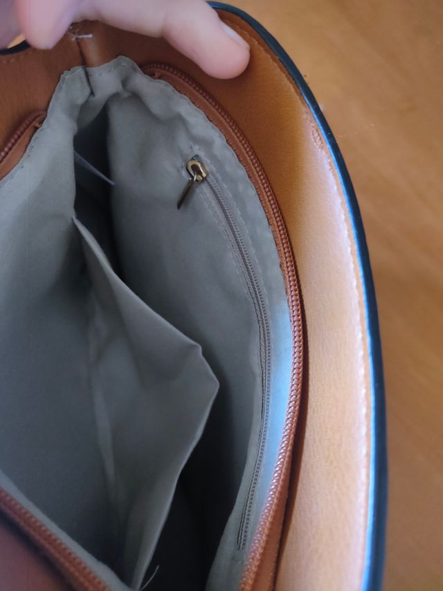 Bolso mujer de color marrón con "perlas"