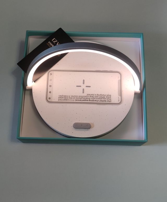 Lampada da notte con ricarica wireless e altoparlante.