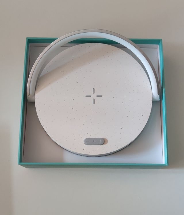 Lampada da notte con ricarica wireless e altoparlante.