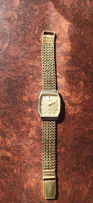 Reloj Orient Quartz dorado resistente al agua 