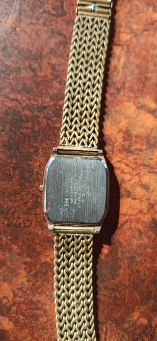 Reloj Orient Quartz dorado resistente al agua 