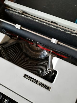 Maquina de escribir Olivetti Dora.