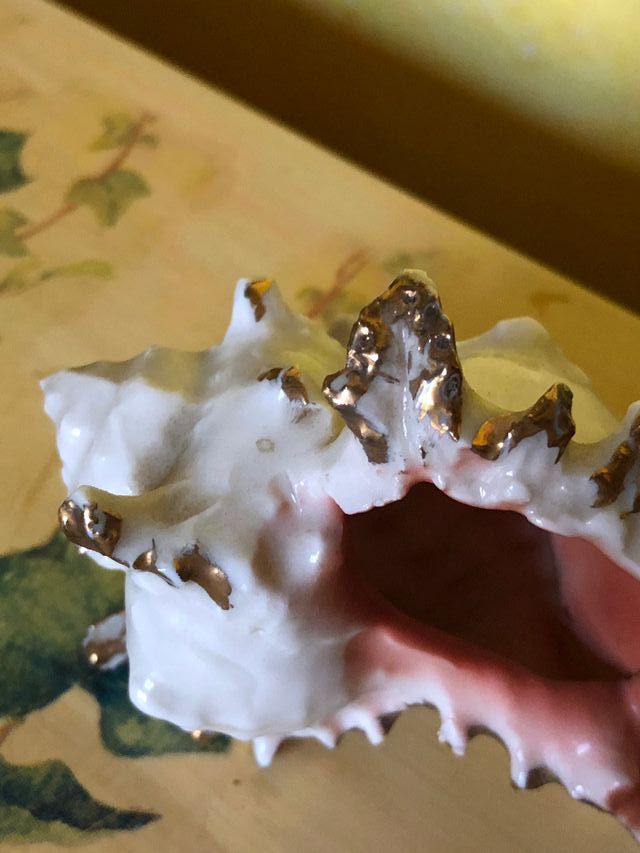 Conchiglia in ceramica Capodimonte bianca e oro