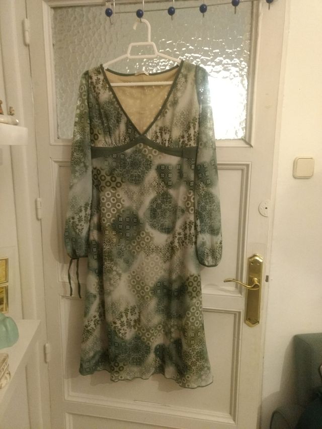 Vestido estampado verde.