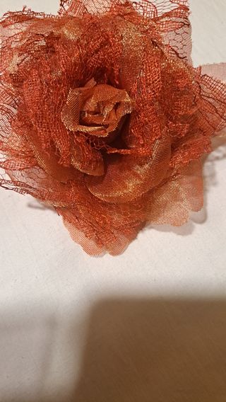 Tocado o broche de tela y encaje