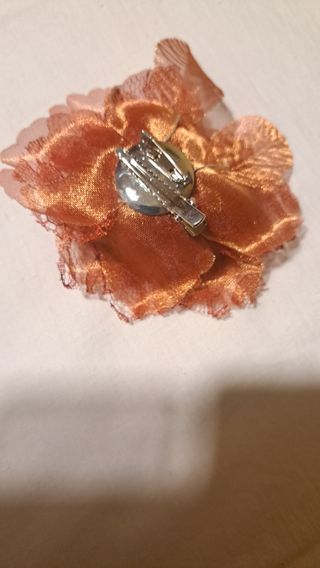 Tocado o broche de tela y encaje