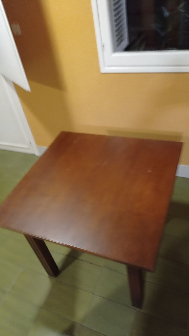 mesa de madera cuadrada, tengo 2