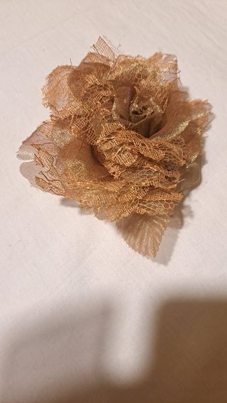 Tocado o broche de tela y encaje