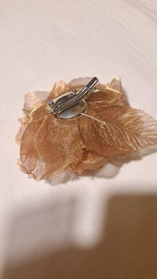 Tocado o broche de tela y encaje