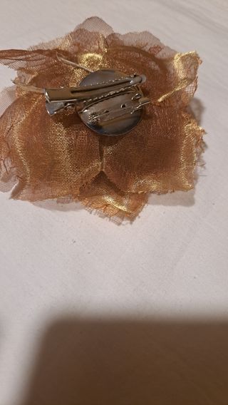Tocado o broche de tela y encaje