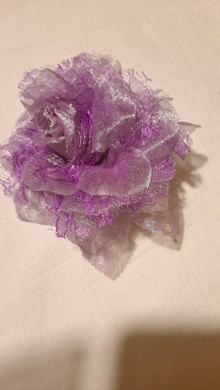 Tocado o broche de tela y encaje