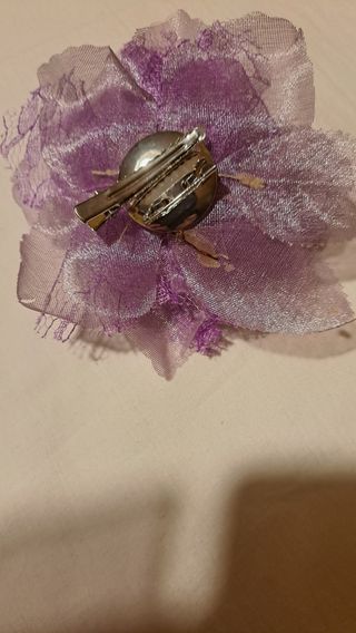 Tocado o broche de tela y encaje