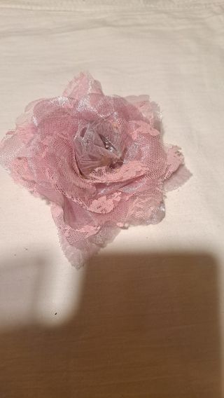 Tocado o broche de tela y encaje
