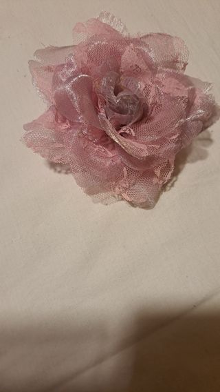 Tocado o broche de tela y encaje