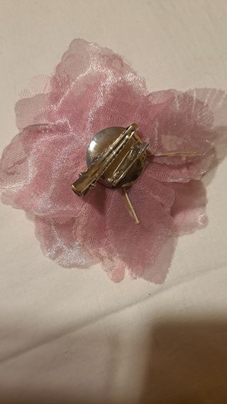 Tocado o broche de tela y encaje