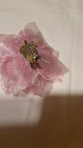 Tocado o broche de tela y encaje