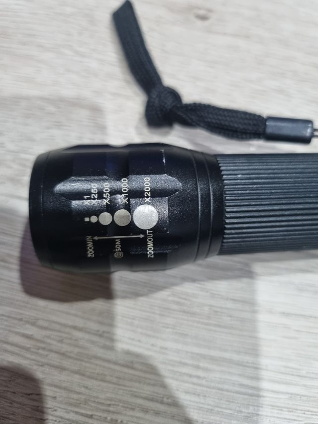 Linterna negra con zoom