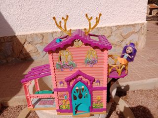 Enchantimals chalen con muebles y muñeca 15 €.
