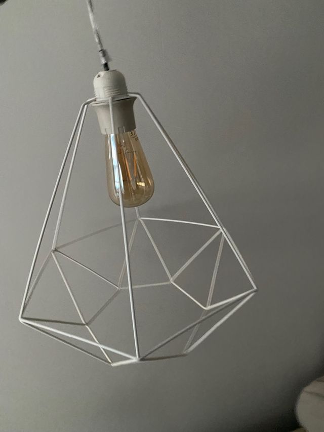 Dos lamparas con bombillas