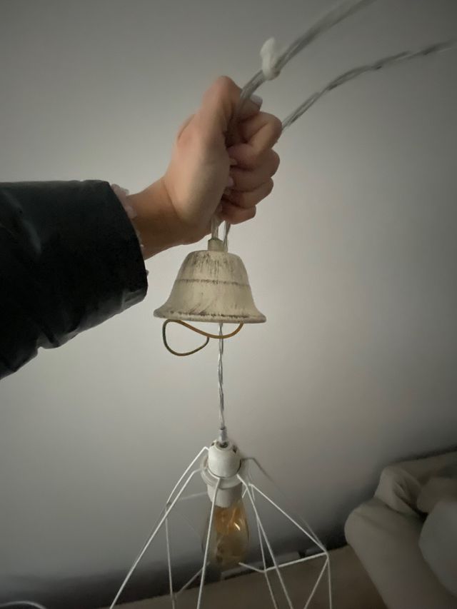 Dos lamparas con bombillas