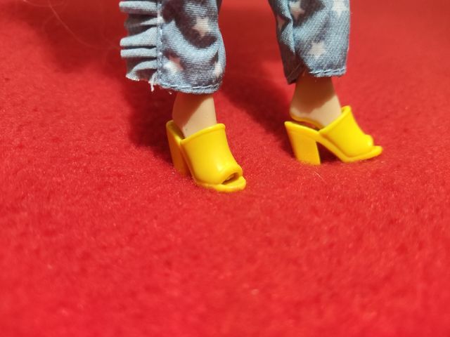 Tacones amarillos barbie