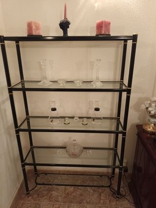 Estantería en negro y dorado con lejas de cristal