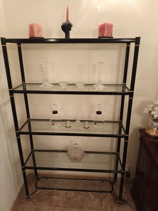 Estantería en negro y dorado con lejas de cristal