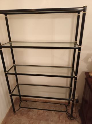 Estantería en negro y dorado con lejas de cristal